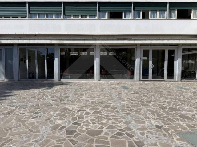 Locale Commerciale in vendita a Puglia, Barletta-andria-trani