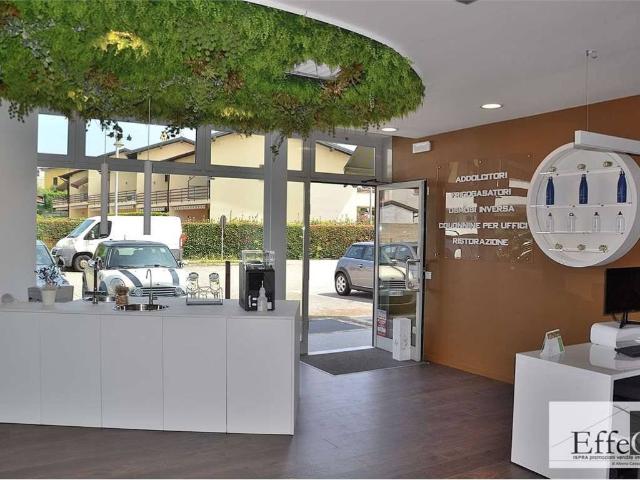 Locale Commerciale in vendita a Angera, Lombardia