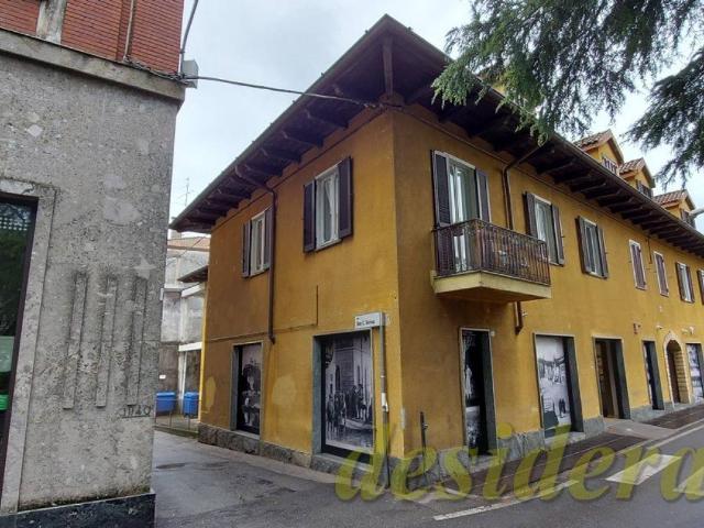 Locale Commerciale in vendita a Angera, Varese