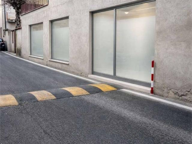 Locale Commerciale in vendita a Angera, Varese