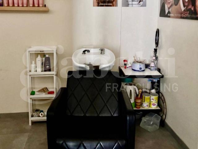 Locale Commerciale in vendita a Angri, Campania