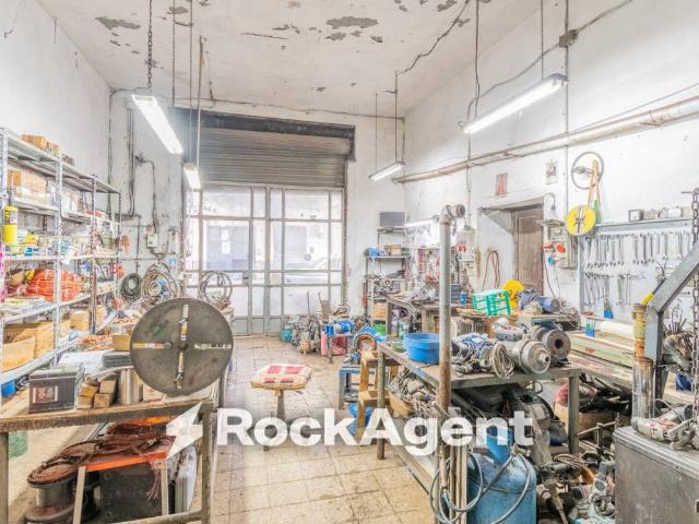 Locale Commerciale in vendita a Angri, Campania