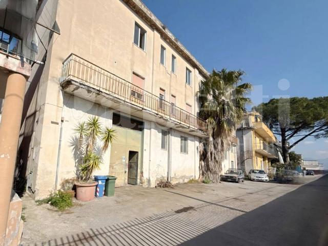 Locale Commerciale in vendita a Angri, Campania