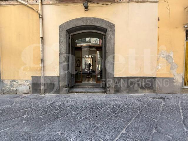 Locale Commerciale in vendita a Angri, Campania