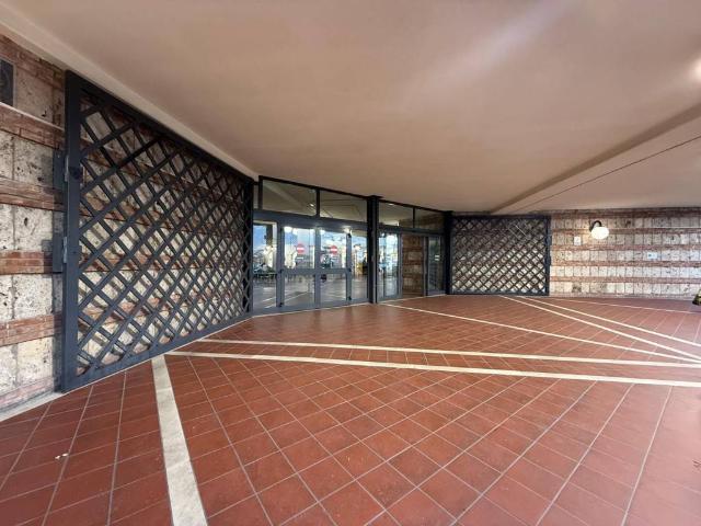 Locale Commerciale in vendita a Europa, Roma Capitale