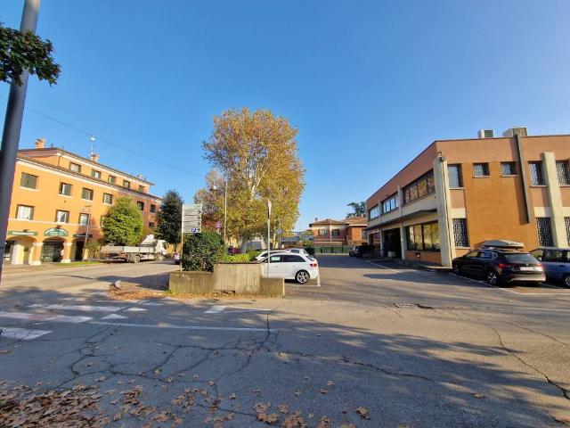 Locale Commerciale in vendita a Unione Terre d'Acqua, Anzola Dell'emilia
