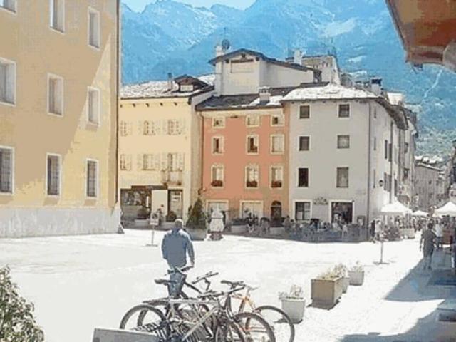 Locale Commerciale in vendita a Aosta