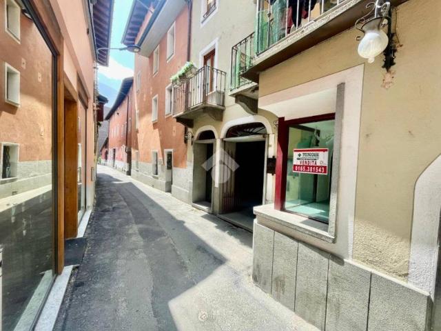 Locale Commerciale in vendita a Le Gotrau, Aosta