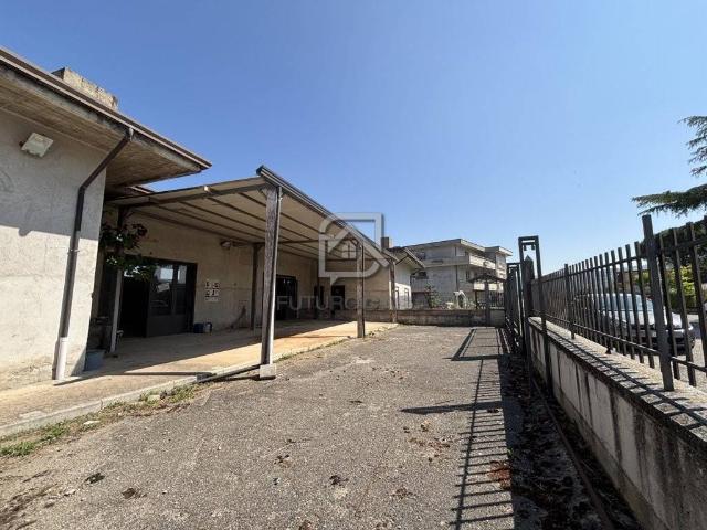 Locale Commerciale in vendita a Calvi, Campania