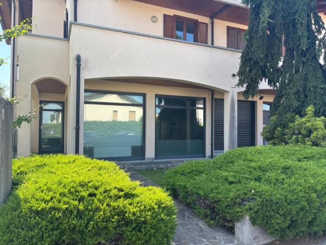 Locale Commerciale in vendita a Appiano Gentile, Lombardia