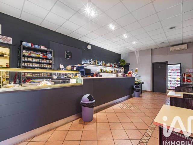 Locale Commerciale in vendita a Marche, Macerata