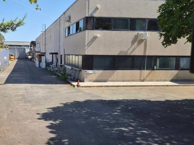 Locale Commerciale in vendita a Quarto di Vallelata, Aprilia