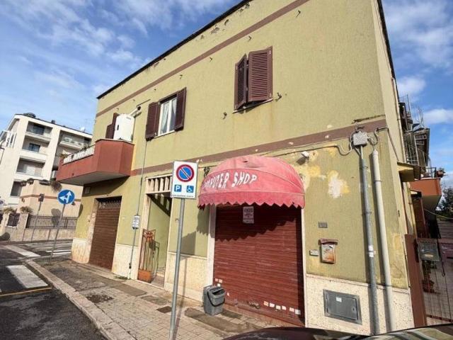 Locale Commerciale in vendita a Aprilia, Lazio