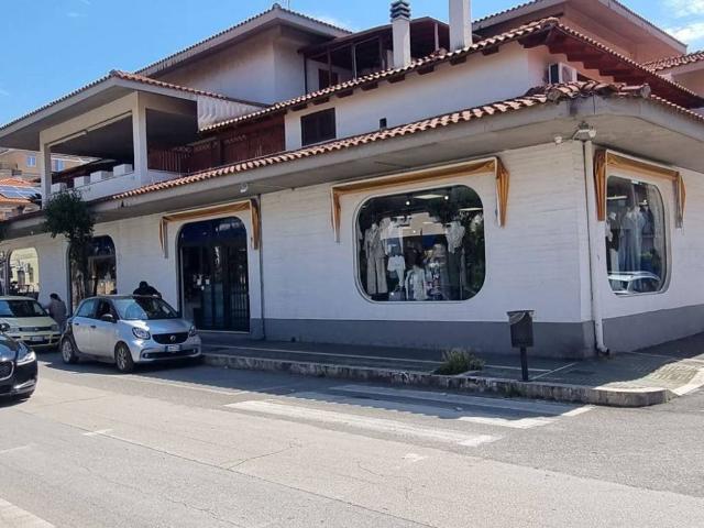 Locale Commerciale in vendita a Aprilia, Lazio
