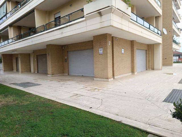 Locale Commerciale in vendita a Guardapasso, Aprilia