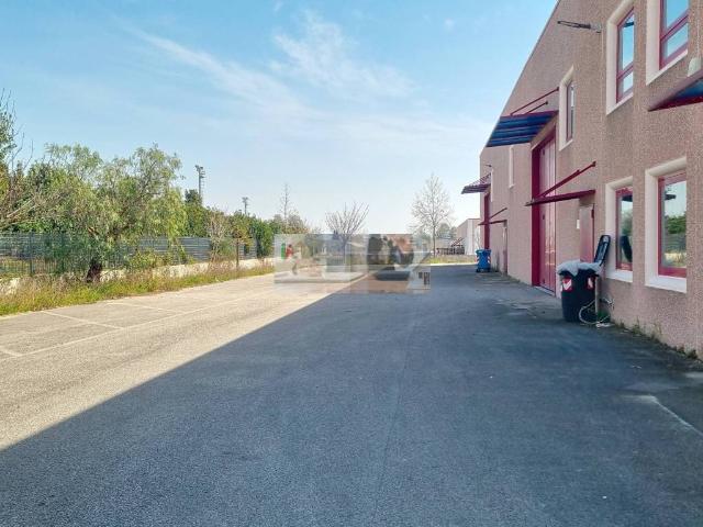 Locale Commerciale in vendita a Camilleri, Aprilia