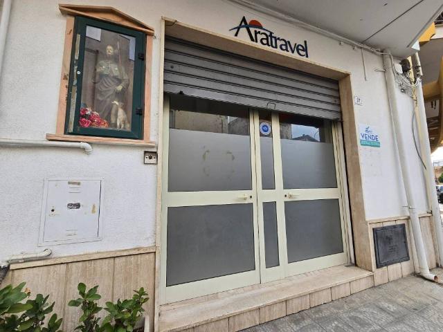 Locale Commerciale in vendita a Puglia, Lecce