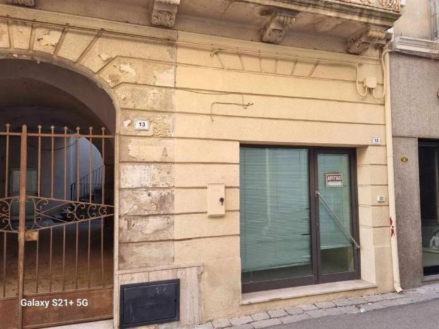Locale Commerciale in vendita a Puglia, Lecce