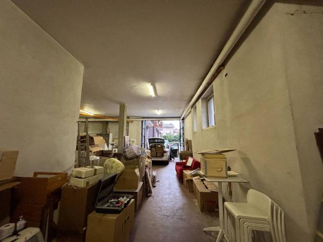 Locale Commerciale in vendita a Comunità Montana del Piambello, Arcisate