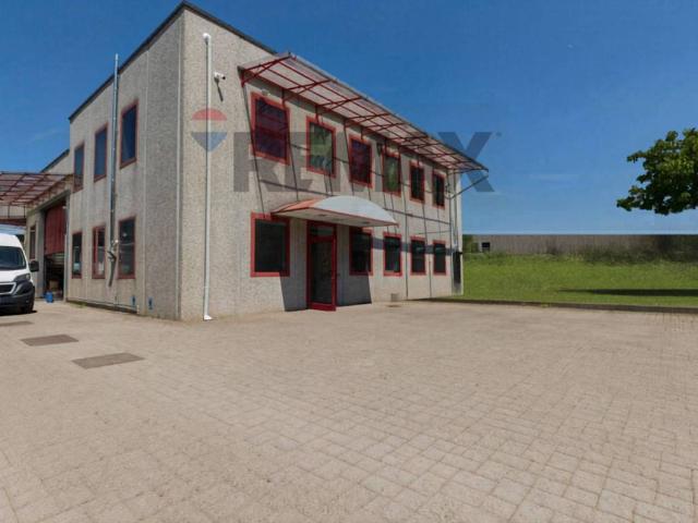 Locale Commerciale in vendita a Comunità Montana del Piambello, Arcisate