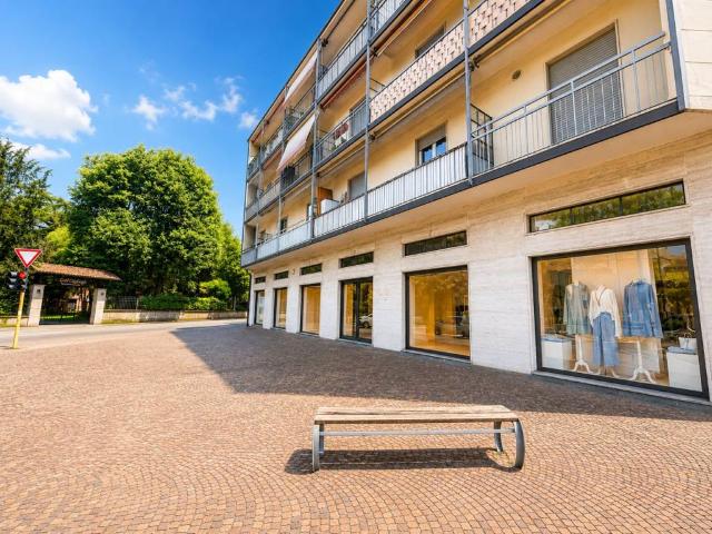 Locale Commerciale in vendita a Arcore, Lombardia