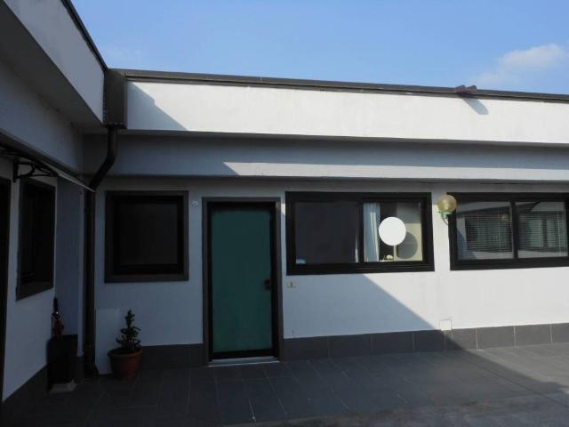 Locale Commerciale in vendita a Valera, Arese