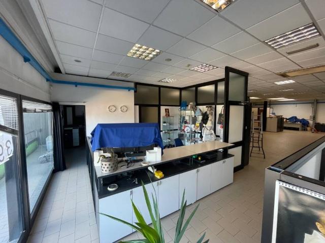 Locale Commerciale in vendita a Arezzo