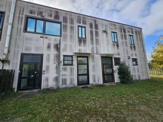 Locale Commerciale in vendita a Case Nuove di Ceciliano, Palazzo Del Pero