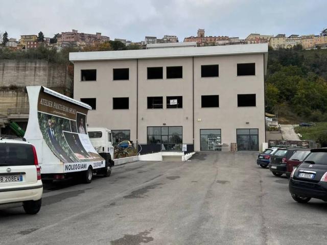 Locale Commerciale in vendita a Martiri, Ariano Irpino