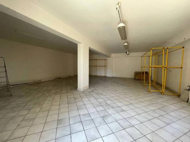 Locale Commerciale in vendita a Ariano Irpino, Campania