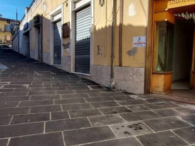 Locale Commerciale in vendita a Ariano Irpino, Campania