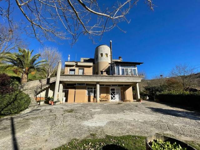 Locale Commerciale in vendita a Ariano Irpino, Campania