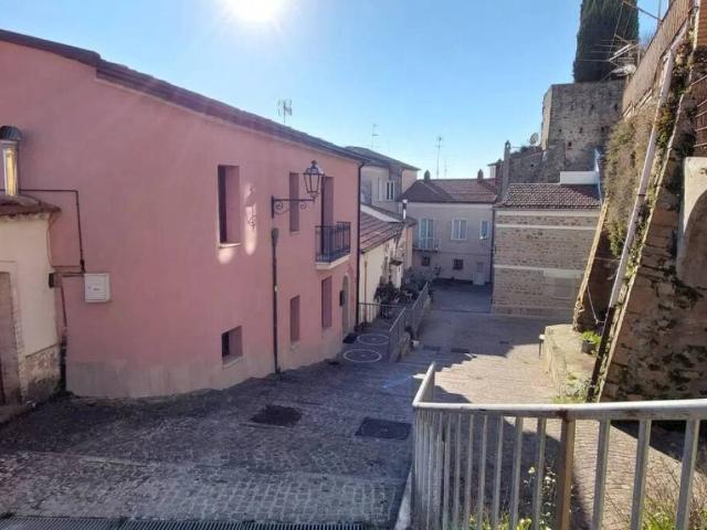 Locale Commerciale in vendita a Ariano Irpino, Campania