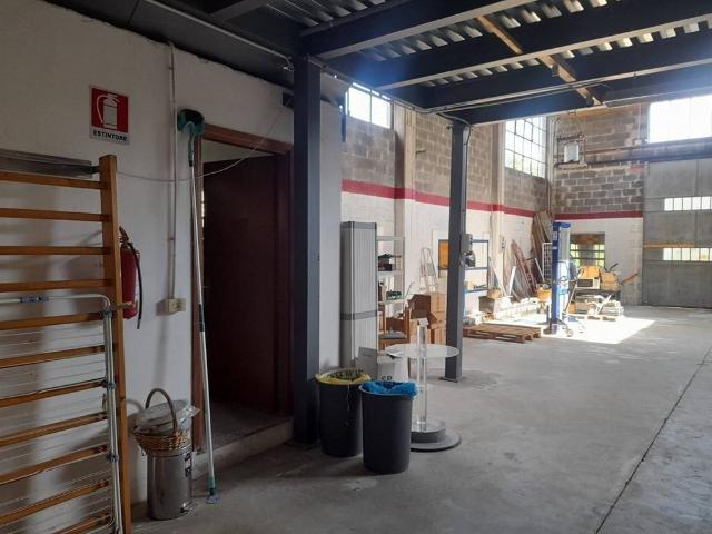 Locale Commerciale in vendita a Arluno, Lombardia
