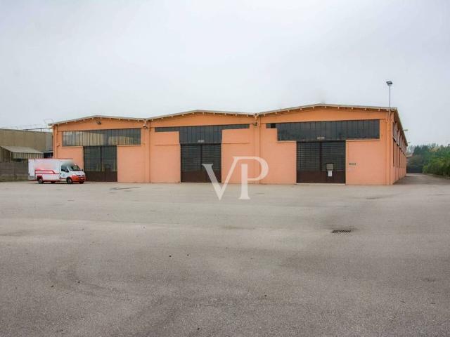 Locale Commerciale in vendita a Arluno, Lombardia