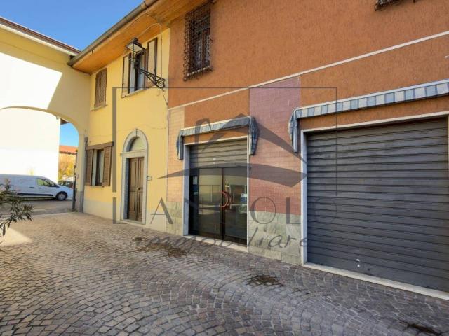 Locale Commerciale in vendita a Arluno, Lombardia