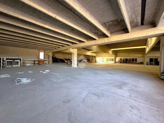 Locale Commerciale in vendita a Piemonte, Alessandria