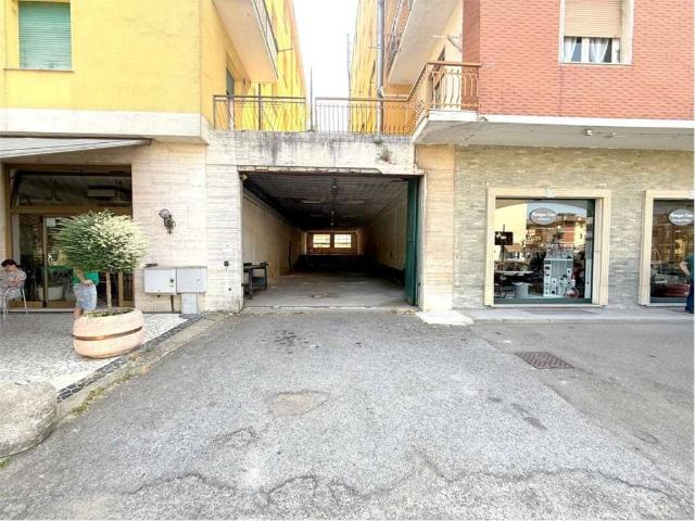 Locale Commerciale in vendita a Piemonte, Alessandria