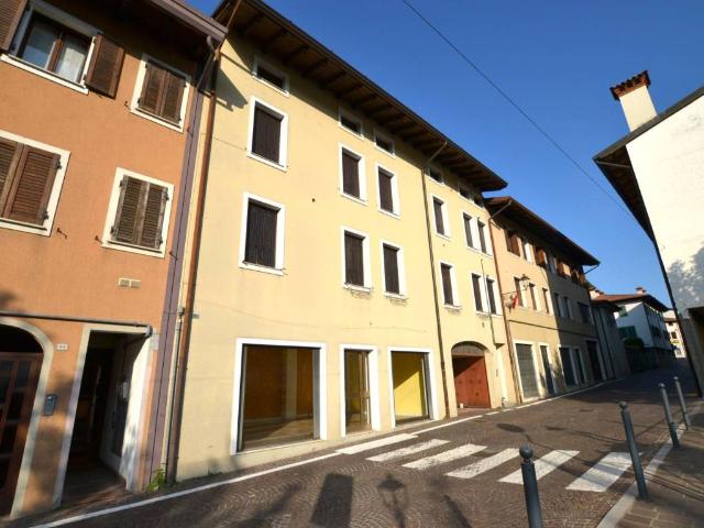 Locale Commerciale in vendita a Artegna, Friuli-Venezia Giulia