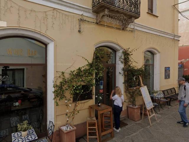 Locale Commerciale in vendita a Alzachèna/Arzachena, Arzachena