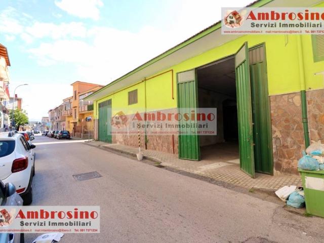 Locale Commerciale in vendita a Arzano, Campania