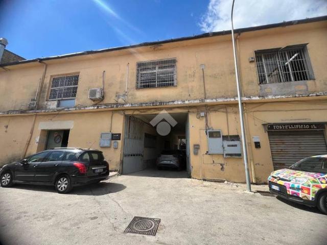 Locale Commerciale in vendita a Arzano, Campania