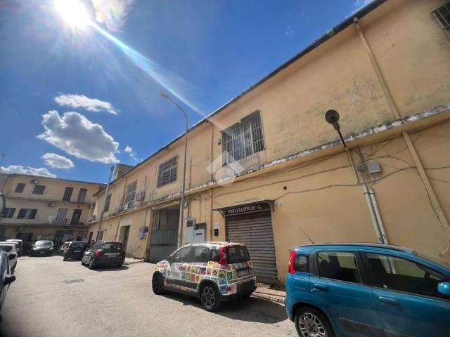 Locale Commerciale in vendita a Arzano, Campania