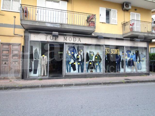 Locale Commerciale in vendita a Arzano, Campania
