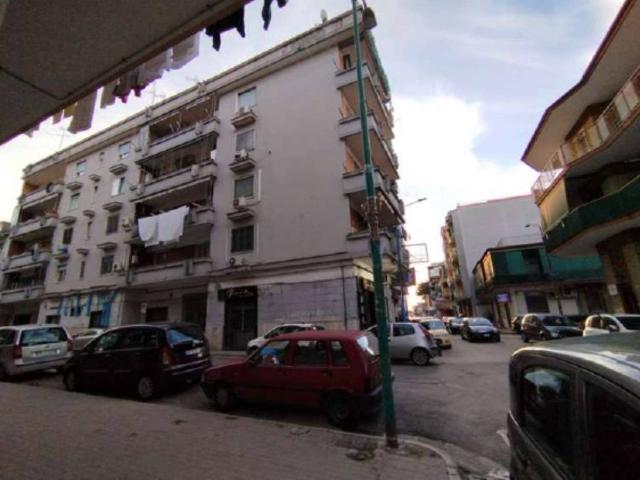 Locale Commerciale in vendita a Arzano, Campania