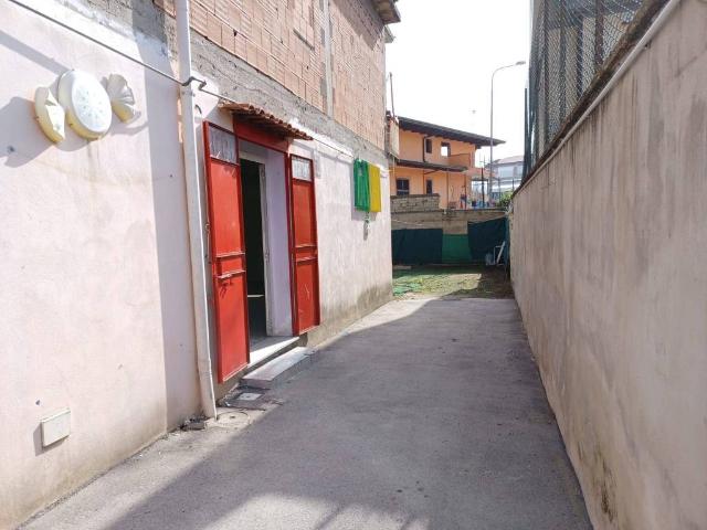 Locale Commerciale in vendita a Arzano, Campania