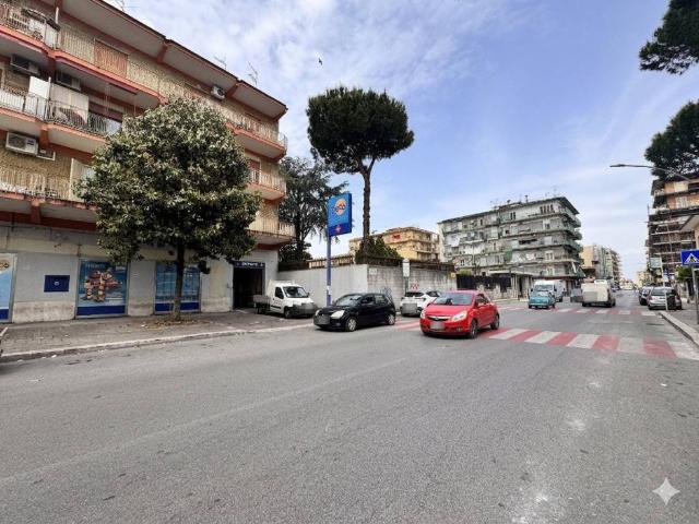 Locale Commerciale in vendita a Arzano, Campania