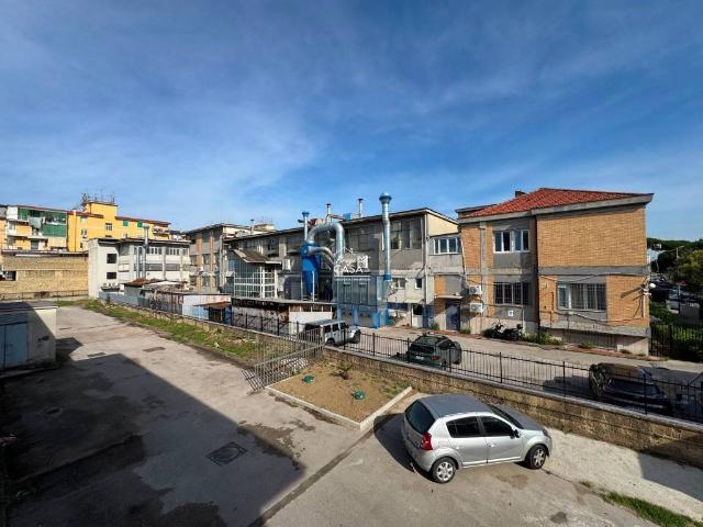 Locale Commerciale in vendita a Arzano, Campania