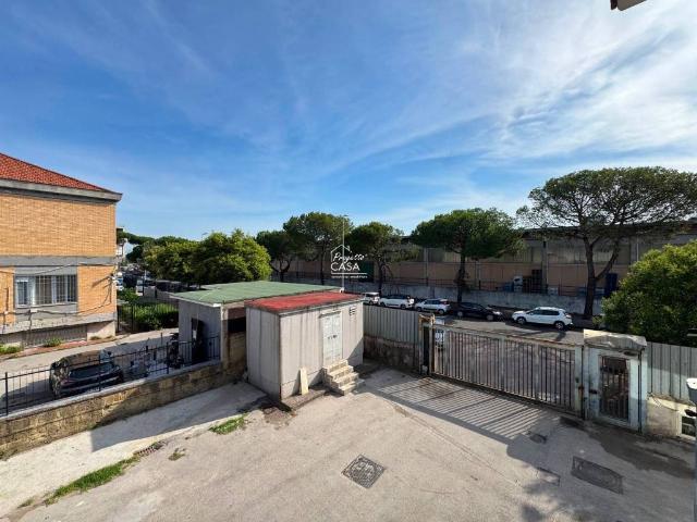 Locale Commerciale in vendita a Arzano, Campania
