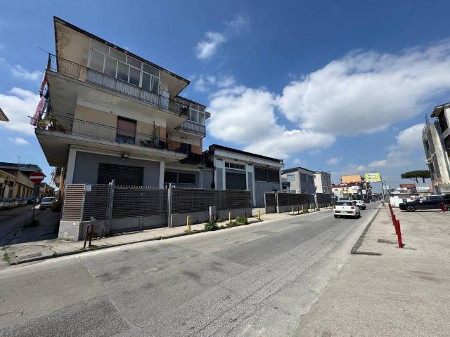 Locale Commerciale in vendita a Arzano, Campania